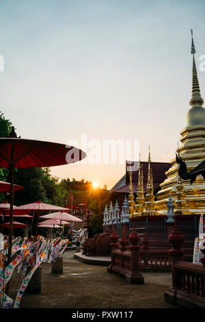 Thailand, Chiang Mai, Sonnenuntergang mit Dekorationen in das Neue Jahr am Wat Phan Tao buddhistischen Tempel feiern Stockfoto