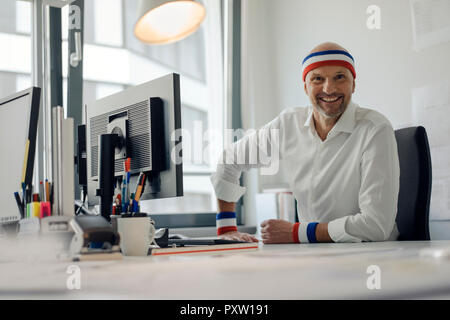 Unternehmer im Büro, trug Schweiß Bands Stockfoto