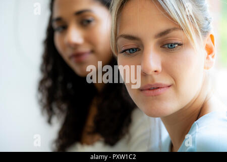 Portrait von zwei weiblichen Freunde Stockfoto