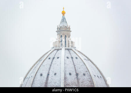 Italien, Florenz, schneebedeckte Kuppel der Basilika di Santa Maria del Fiore Stockfoto