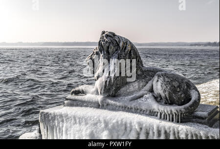 Eisbedeckten Bayerischer Löwe auf einem eisigen Wintertag in Tutzing am Starnberger See Stockfoto