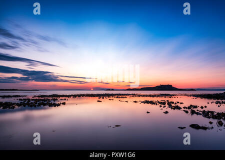 Großbritannien, Schottland, East Lothian, North Berwick, Erhabene, Blick auf fidra Insel bei Sonnenuntergang, Leuchtturm, lange Belichtung Stockfoto