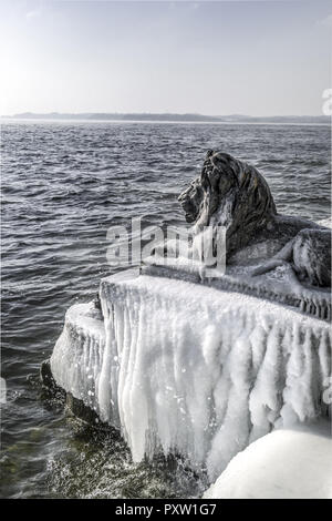 Eisbedeckten Bayerischer Löwe auf einem eisigen Wintertag in Tutzing am Starnberger See Stockfoto