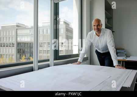 Engineer, der in seinem Büro Stockfoto