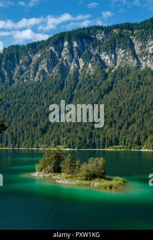 Deutschland, Oberbayern, Blick zum Wettersteingebirge mit Ludwigsinsel am Eibsee im Vordergrund. Stockfoto