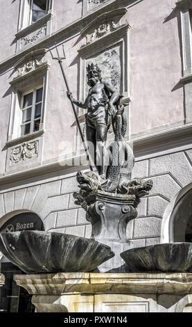 Neptunbrunnen an der Piazza Erbe in Bozen Stockfoto