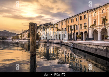 Strandpromenade Lungolago in Salo am Gardasee, Italien Stockfoto