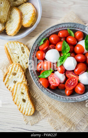 Italienisches Essen, Caprese, Mozzarella und Tomaten und Basilikum Stockfoto