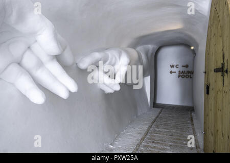 Eingang des Iglu-Dorf auf der Zugspitze, Bayern, Deutschland Stockfoto