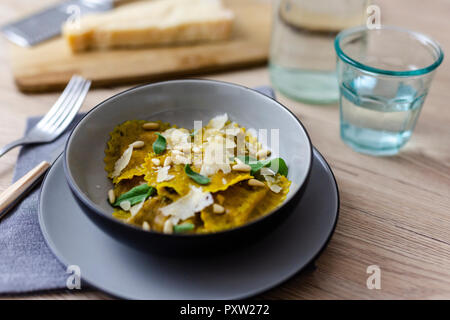 Ravioli vegan mit Salbei, Pinienkernen und Grana Käse Stockfoto