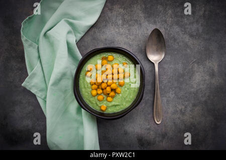 Schüssel grünem Gazpacho mit Avocado und curcuma geröstete Kichererbsen Stockfoto