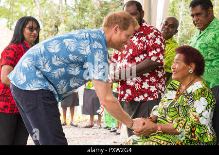 Der Herzog von Sussex erfüllt Litiana Vulaca, 86, der Tee zu Queen Elisabeth II bei ihrem Besuch 1953 serviert, mit einer Widmung der Colo-i-Suva Wald zu den Queen's Commonwealth Vordach in Suva, Fidschi, an Tag zwei der königlichen Paar Besuch in Fidschi. Stockfoto