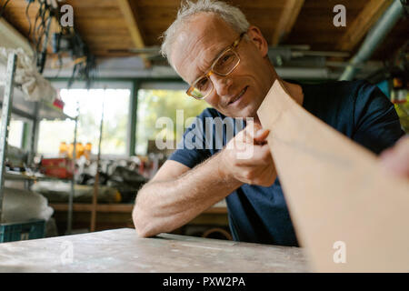 Reifen am Arbeiten auf Holz in seiner Werkstatt Stockfoto