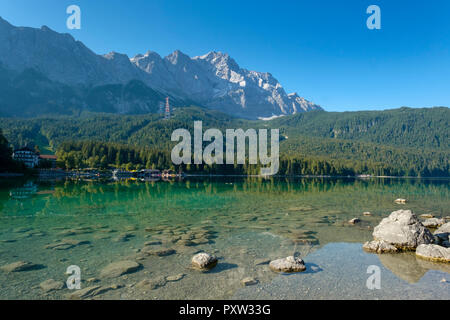 Deutschland, Oberbayern, Blick auf die Zugspitze mit Eibsee im Vordergrund. Stockfoto