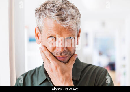 Portrait von reifer Mann mit grauem Haar und Stroh zu Hause Stockfoto