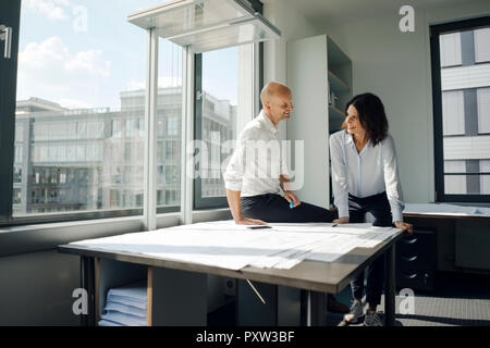 Zwei Architekten, die im Büro, diskutieren Blueprints Stockfoto