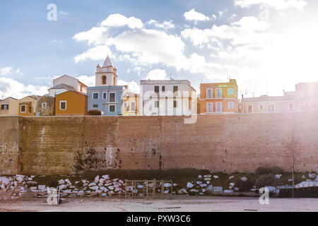 Italien, Molise, Campobasso, Altstadt und die Stadtmauer gegen die Sonne Stockfoto