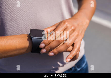 Woman's Hand Anpassen der Einstellungen von smartwatch, close-up Stockfoto