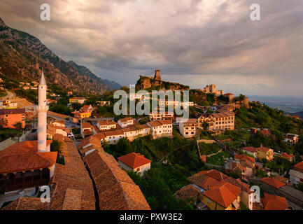 Albanien, Puntarenas, Stadtbild mit Bazaar Street, Basar Moschee, Skanderbeg Museum und Festung in der Dämmerung Stockfoto