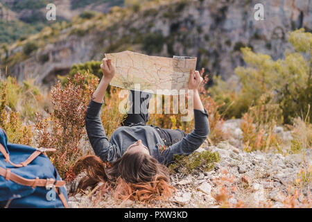 Spanien, Alquezar, junge Frau mit Wanderkarte in der Natur Stockfoto