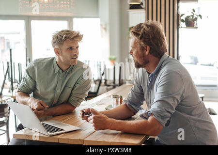 Business Partner in einer Sitzung in Ihrer neuen Start-up-Unternehmen Stockfoto