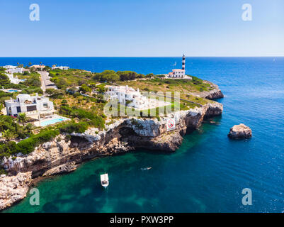 Spanien, Mallorca, Sa Coma, Punta de ses Crestes, Bucht von Portocolom, Leuchtturm Stockfoto