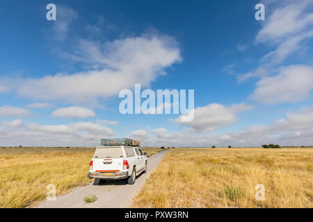 Botswana, Kalahari, Central Kalahari Game Reserve, Off-Road-Fahrzeug auf Schotterstraße Stockfoto