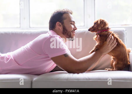 Portrait von fröhliche junge Frau im Herbst Stockfoto