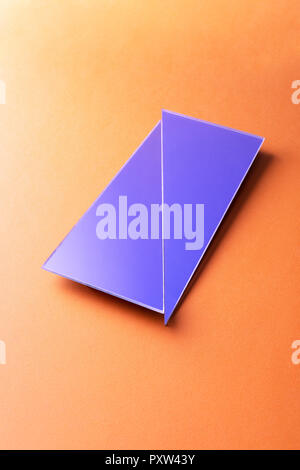 Gebrochene rechteckige Spiegel auf orangefarbenem Hintergrund Stockfoto