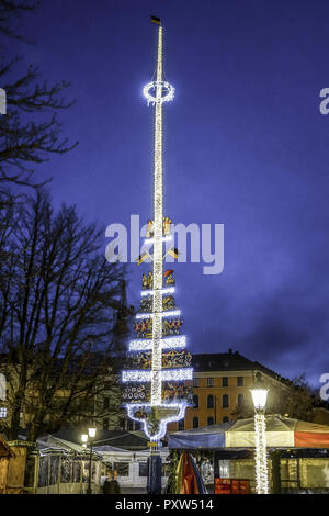 Weihnachtlich beleuchteter Maibaum am Münchner Viktualienmarkt, Weihnachten beleuchtete Maibaum auf dem Viktualienmarkt in München, Bayern, Deutschland, München, Stockfoto