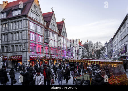 Weihnachtseinkäufe, bunt beleuchtete Fassade des Kaufhauses Oberpollinger in der Neuhauserstrasse in München, Christmas shopping, bunt beleuchtet Stockfoto