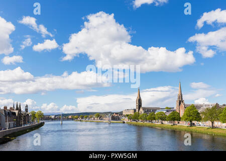 Großbritannien, Schottland, Inverness, Stadtbild mit Greig St Bridge, Huntly Street, Fluss Ness, alte Kirche, Freikirche von Schottland und Bank Street Stockfoto