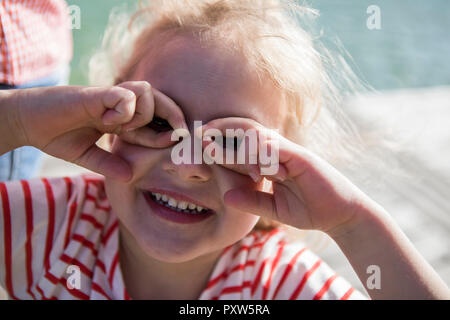 Portrait von glücklich machen finger Gläser Stockfoto