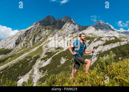 Österreich, Tirol, junge Menschen wandern in der maountains am Seebensee Stockfoto