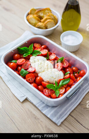 Italienisches Essen, Caprese, Mozzarella und Tomaten und Basilikum Stockfoto