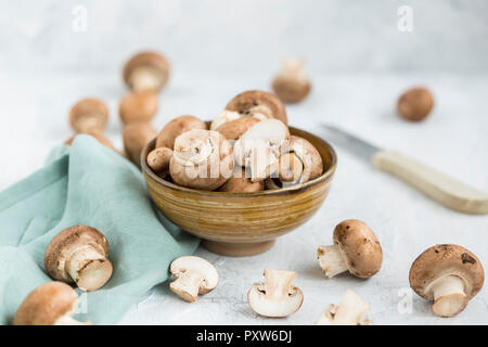 Schale in Scheiben geschnitten und ganze Crimini Pilze Stockfoto