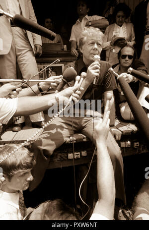 Präsident Jimmy Carter - hält auf Urlaub in seiner Heimatstadt Plains, Georgia - eine sehr informelle Pressekonferenz während der Sitzung auf der Fracht-Plattform von der alten Ebenen Bahnbetriebswerk. Stockfoto