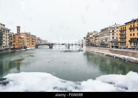 Italien, Florenz, Ponte Santa Trinita im Winter Stockfoto