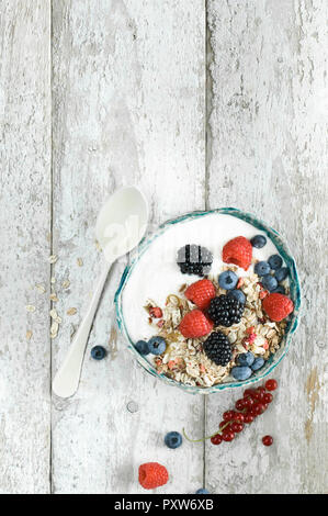 Schüssel Müsli mit Joghurt und Beeren Stockfoto