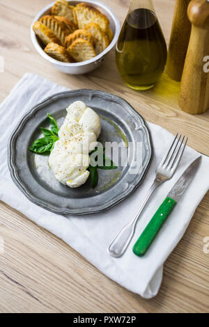 Mozzarella und Basilikum auf Platte Stockfoto