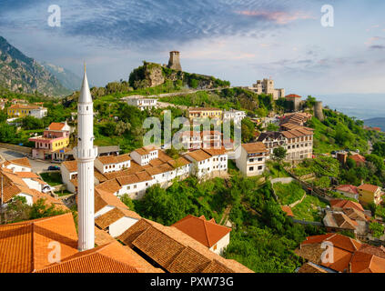 Albanien, Puntarenas, Stadtbild mit Bazaar Street, Basar Moschee, Skanderbeg Museum und Festung Stockfoto