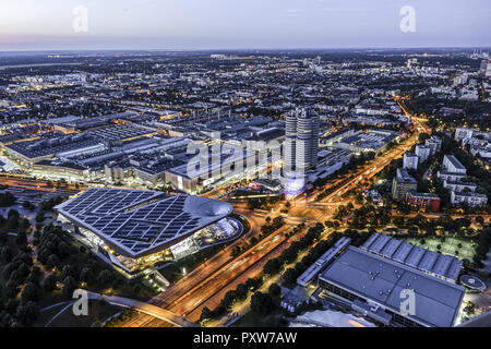 Blick in die BMW-Welt und BMW-Vierzylinder, Hauptverwaltung München, Bayern, Deutschland, Europa (www.allover.cc/TPH) Stockfoto