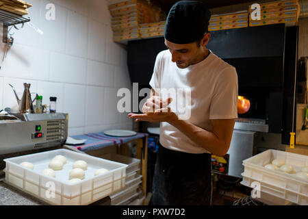 Pizza Bäcker Gestaltung Teig in Küche Stockfoto