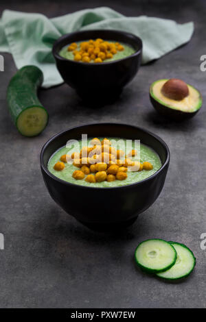 Schüssel grünem Gazpacho mit Avocado und curcuma geröstete Kichererbsen Stockfoto