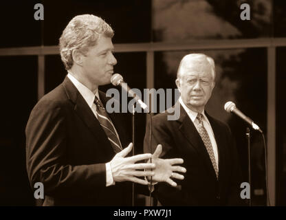 Der ehemalige Präsident Jimmy Carter verleiht seine Unterstützung für die demokratischen Gouverneur Bill Clinton im Jahr 1992, als Clinton machte sein erstes Gebot für das Weiße Haus. Die Ankündigung wurde in Atlanta, Georgia am Carter Presidential Library statt. Stockfoto