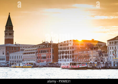 Italien, Venedig, Blick auf die Lagune in Richtung Markusplatz mit Campanile bei Sonnenuntergang Stockfoto