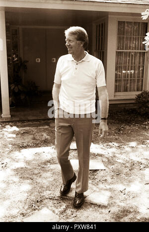 Jimmy Carter im Vorgarten seines Wohnsitzes bei 1 Woodland Drive in Plains, Georgia. Die fuhrleute haben die Residence gespendet und das umliegende Land an die Bundesregierung als National Historic Site auf ihre Verabschiedung. Stockfoto