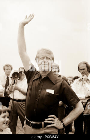 Jimmy Carter wellen Abschied von John Glenn auf der Plains, Georgia Flughafen nach ihm Interviews als mögliche vice Presidential running mate. Stockfoto