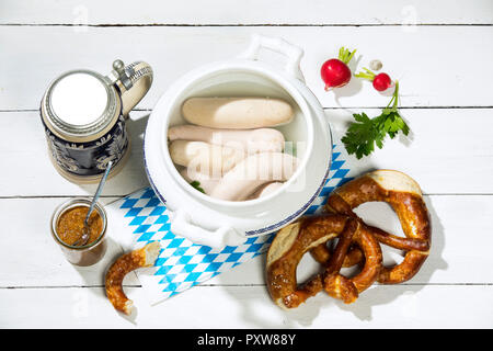 Weißwurst, süßem Senf, Brezeln und Bier Becher Stockfoto