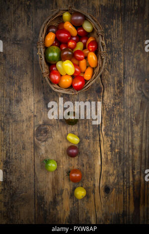 Korb der Heirloom Tomaten auf Holz Stockfoto